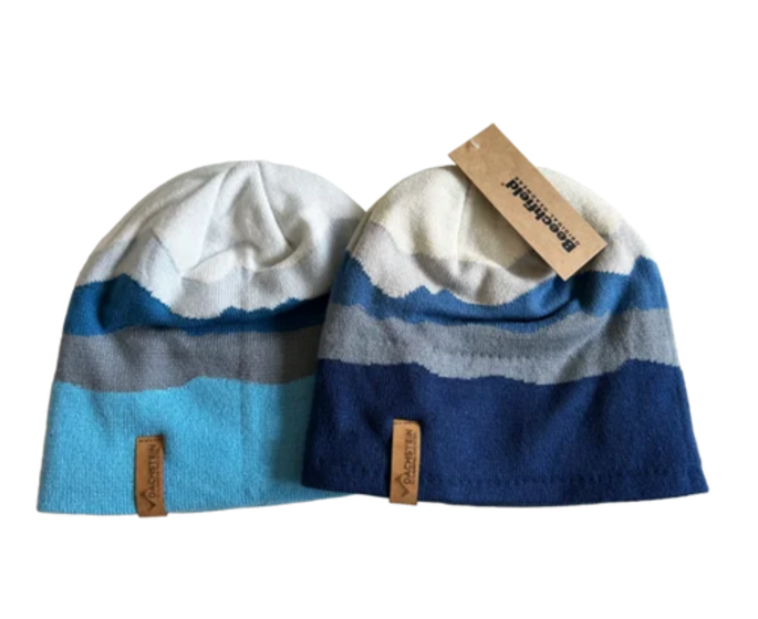 Zwei Beanies mit gestreiftem Bergmuster in Weiß, Grau und verschiedenen Blautönen mit Lederpatch | © Planai-Hochwurzen-Bahnen Gesellschaft m.b.H.