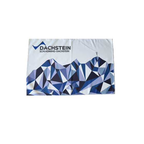 Weißes Mikrofaser-Sporthandtuch mit geometrischer Berggrafik in Blau und Logo-Aufdruck Schladming-Dachstein | © Planai-Hochwurzen-Bahnen Gesellschaft m.b.H.