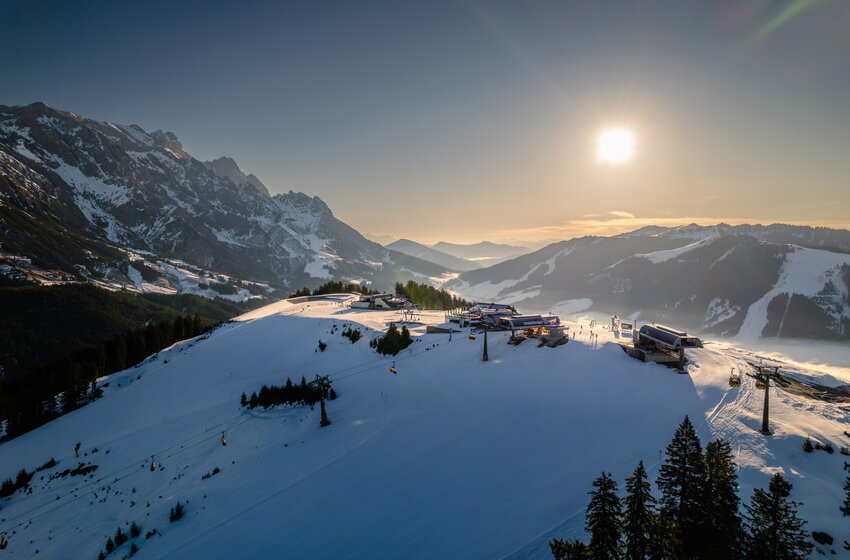 Verschneites Skigebiet am Hochkönig mit Liftanlagen, Gondeln und Bergstation im hellen Morgenlicht | © Hochkönig Bergbahnen GmbH