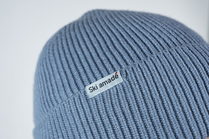 Hellblaue, gerippte Strickmütze mit Ski amadé Logo auf dem Etikett | © Ski amadé GmbH / Lorenz Masser