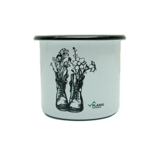 Weiße Emaille-Tasse mit schwarzem Rand, Wanderschuh-Grafik mit Blumen und Planai-Schriftzug | © Planai-Hochwurzen-Bahnen GmbH